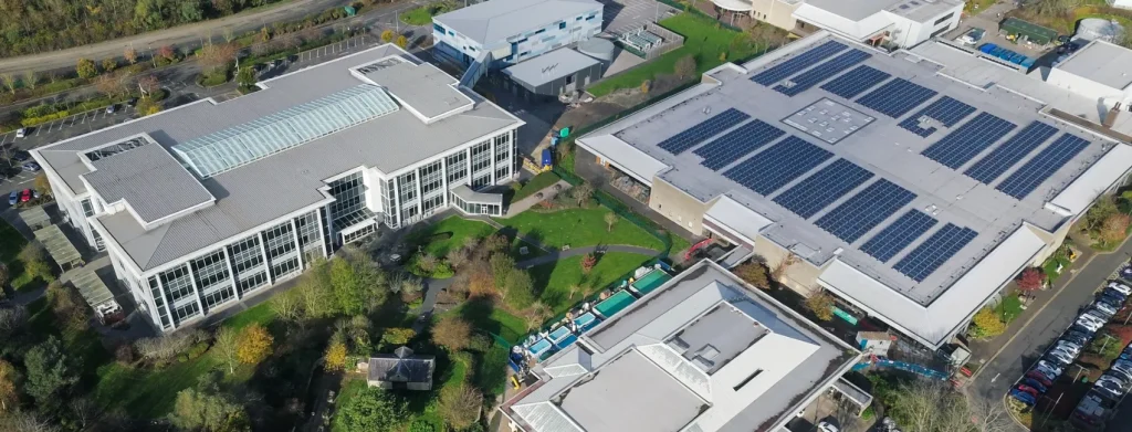 Instalación de placas solares en oficinas - IDITIC