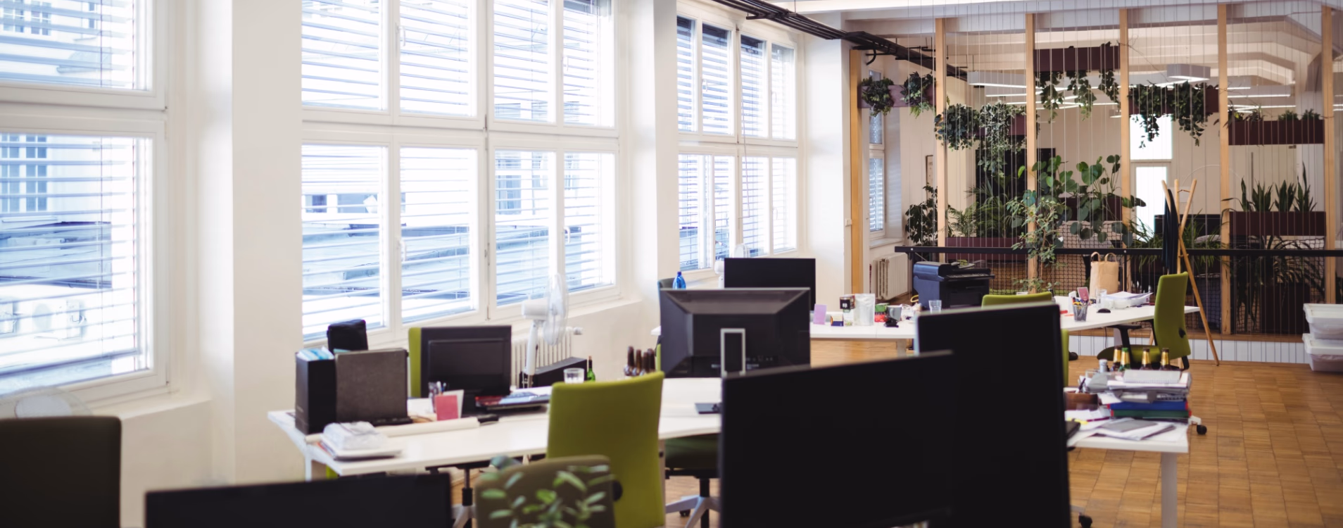 Placas solares para oficinas - Cristalcar Placas solares para oficinas: cuándo instalarlas y cuánto puedes ahorrar