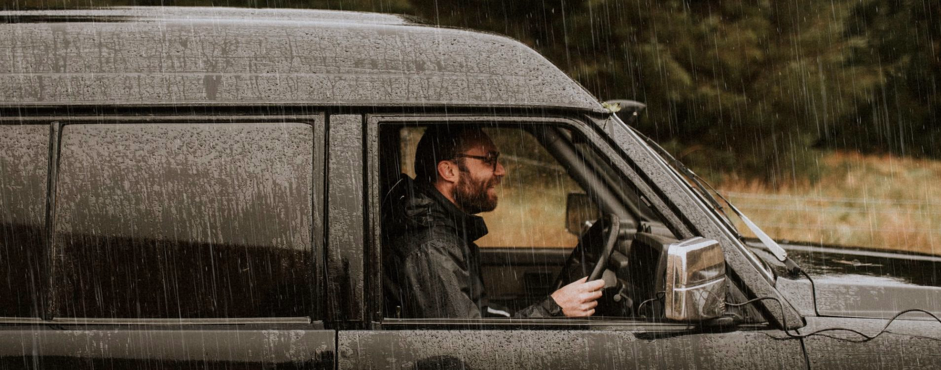 Me entra agua en el coche cuando llueve - Cristalcar Me entra agua en el coche cuando llueve: causas, consecuencias y cómo evitarlo
