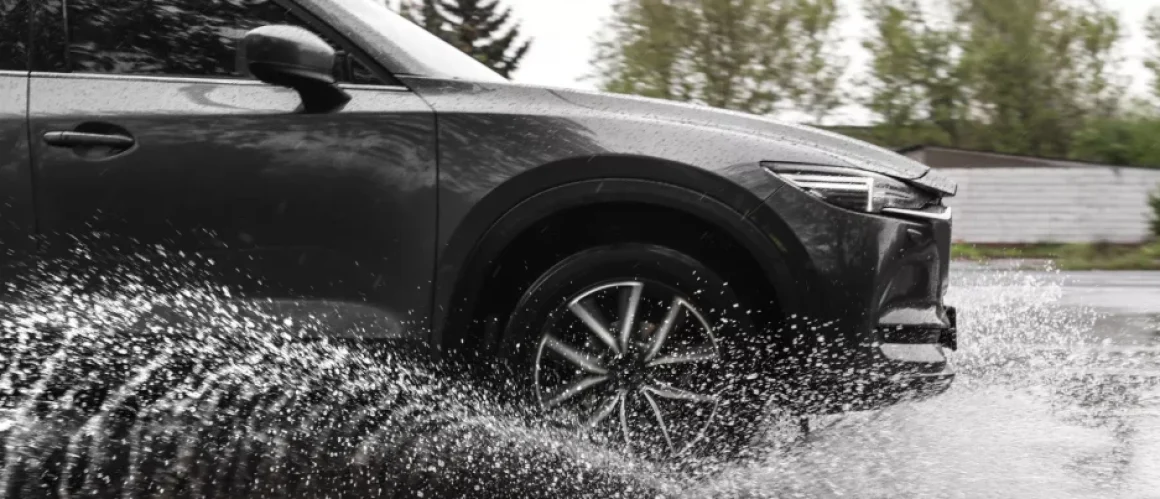 Qué puede hacer para evitar el aquaplaning - Cristalcar Qué puede hacer para evitar el aquaplaning